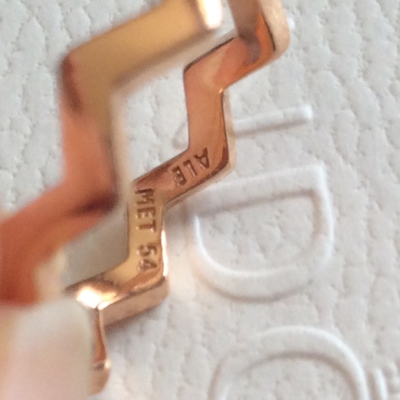 Pandora Zigzag Gold Ring - Picture 5 of 6